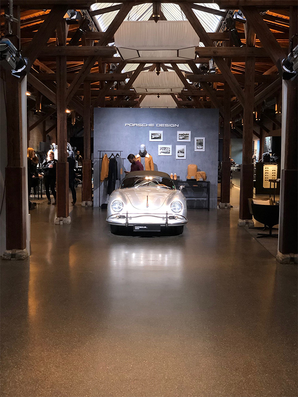 Porsche Design Store mit einem Oldtimer
